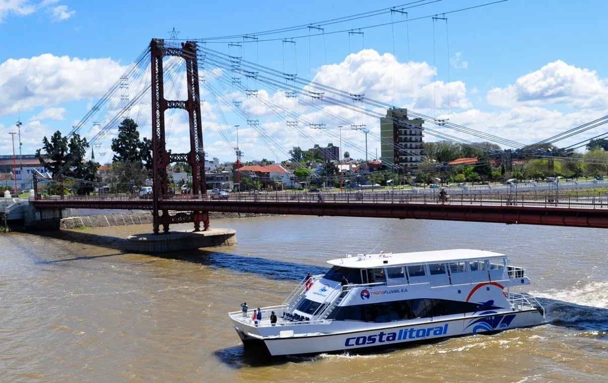 Catamarán en el río Paraná