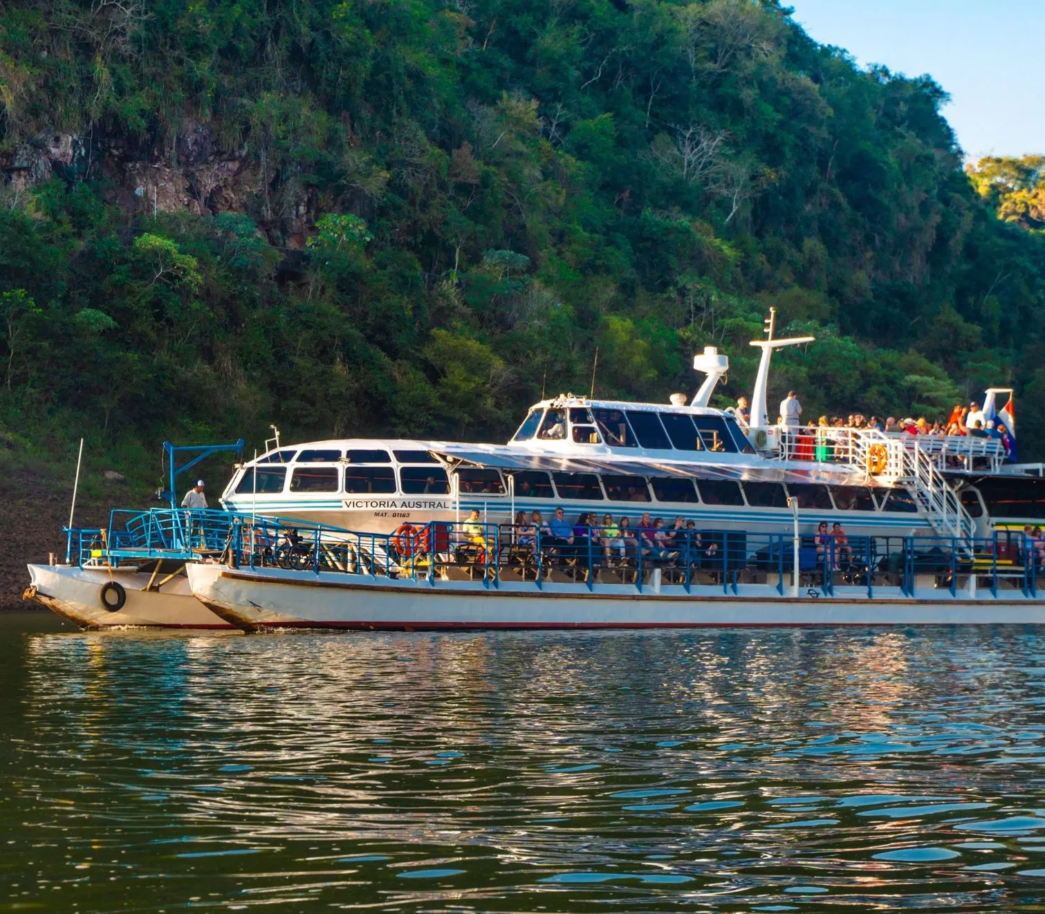 Catamarán en la Triple Frontera