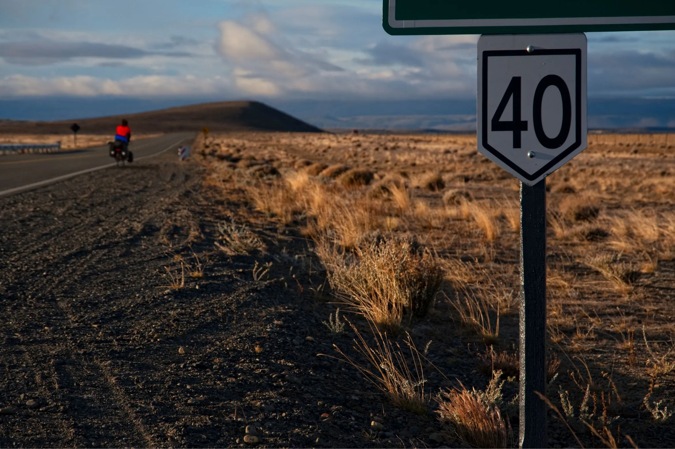 Удалённая дорога Ruta 40 в Патагонии — автомобиль и аварийный комплект